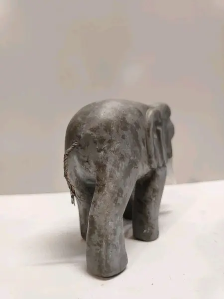 Foto de um(a) Elefante Africano em Madeira, Década de 1990, da categoria de Modelos e estatuetas. Elefante africano esculpido em madeira monocromático, dentes de acrílico e rabo de cobre, década de 1990.A 11 cm L: 13,5 cm... Mostrado de uma perspectiva diferente. Vendido no marketplace Trésors.