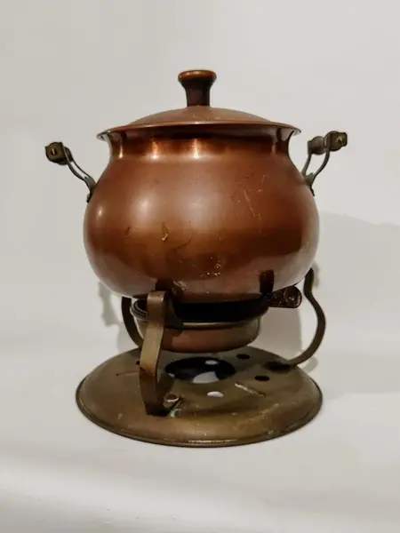 Foto de um(a) Panela de Fondue em Cobre, Math Hamac, Década de 1960, da categoria de Panelas. Panela para fondue em cobre, tampa com puxador em cobre e jacarandá e alças em latão com jacarandá. Rechaud em latão e... Mostrado de uma perspectiva diferente. Vendido no marketplace Trésors.