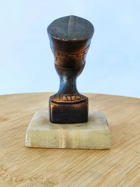 Foto de um(a) Escultura Nefertiti, Década de 1970, da categoria de Escultura. Nefertiti: escultura em cobre maciço com base em mármore. Comprada no cairo na década de 1970. A: 9,5 cm / L: 3,5 cm / P: 6... Mostrado de uma perspectiva diferente. Vendido no marketplace Trésors.