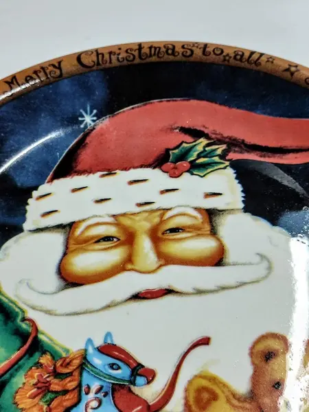 Foto de um(a) Prato Natalino, Santini, Made In Italy, Década de 1990, da categoria de Pratos Decorativos. Prato decorativo natalino, porcelana policromada. Da conhecida marca italiana santini, década de 1990. Diâmetro: 27,5 cm... Mostrado de uma perspectiva diferente. Vendido no marketplace Trésors.