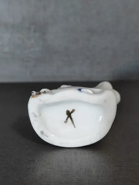Foto de um(a) Paliteiro Porcelana Brasileira, Década de 1940, da categoria de Paliteiros. Paliteiro em porcelana monocromática e filetado com ouro, década de 1940. Procedência brasileira. A: 9,5 cm / L: 5,5 cm /... Mostrado de uma perspectiva diferente. Vendido no marketplace Trésors.