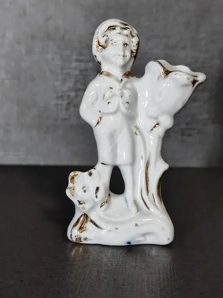 Foto de um(a) Paliteiro Porcelana Brasileira, Década de 1940, da categoria de Paliteiros. Paliteiro em porcelana monocromática e filetado com ouro, década de 1940. Procedência brasileira. A: 9,5 cm / L: 5,5 cm /... Mostrado de uma perspectiva diferente. Vendido no marketplace Trésors.