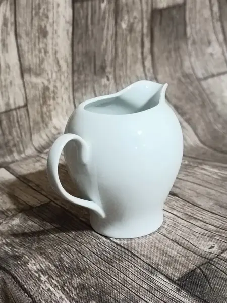 Foto de um(a) Cremeira Porcelana Branca, Década de 1970, da categoria de Cremeiras. Cremeira em porcelana branca lisa, década de 1970 sem marca do fabricante A: 9,5cm L alça até o bico: 12cm D: 8,5cm. Mostrado de uma perspectiva diferente. Vendido no marketplace Trésors.