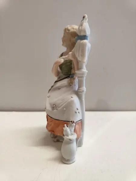 Foto de um(a) Biscuit Alemão com Policromia, Década de 1930, da categoria de Modelos e estatuetas. Delicado Biscuit alemão com policromia pastel e pontos em dourado, década de 1930, sem marca do fabricante. A: 15 cm / L: 9... Mostrado de uma perspectiva diferente. Vendido no marketplace Trésors.