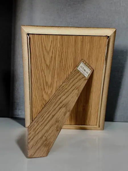 Foto de um(a) Porta Retrato Alumínio Anodizado, Metalúrgica Clax, Década 1980, da categoria de Porta retratos. Porta retrato de mesa em alumínio anodizado na cor ouro velho com cantoneiras em relevo. Não acompanha foto. Vidro e o... Mostrado de uma perspectiva diferente. Vendido no marketplace Trésors.