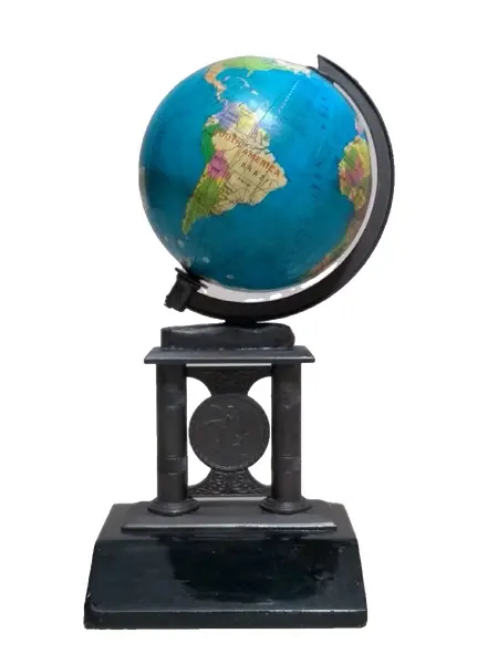 Foto de um(a) Globo Granito, da categoria de Globos. Globo com base em latão oxidado e granito preto. A: 17cm Base: 9 x 7cm Peso: 472g. Vendido no marketplace Trésors.