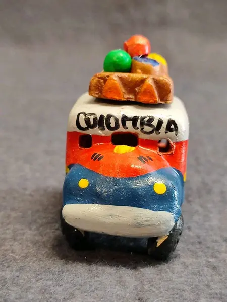 Foto de um(a) Combo Mini Ônibus Colombianos, Souvenir Arte Popular Colecionável, Década de 1980, da categoria de Memorabilia de viagem & souvenir. Combo ônibus colombianos em cerâmica policromada, souvenir direto de medellin, década de 1980. Arte popular colecionável. ... Mostrado de uma perspectiva diferente. Vendido no marketplace Trésors.