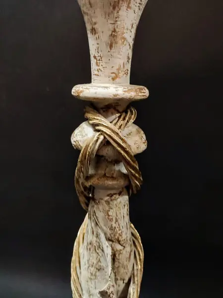 Foto de um(a) Castiçal em Madeira, Década de 1970, da categoria de Castiçais. Castiçal em madeira com técnica de decape com cordão também em ouro velho, década de 1970 peça única pelo designer marcelus... Mostrado de uma perspectiva diferente. Vendido no marketplace Trésors.