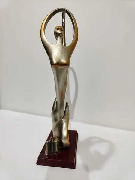 Foto de um(a) Escultura Resina Italiana, Década de 1990, da categoria de Escultura. Escultura em resina italiana com pátina prata e sombras em dourado e base também em resina, década de 1990. A: 34,5 cm / L:... Mostrado de uma perspectiva diferente. Vendido no marketplace Trésors.