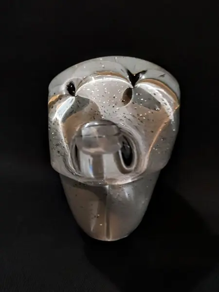 Foto de um(a) Elefante Vidro Anos 80, da categoria de Modelos e estatuetas. Elefante em vidro transparente e branco com folhas de prata picadas. Procedência brasileira, mas como é vidro é peça única,... Mostrado de uma perspectiva diferente. Vendido no marketplace Trésors.