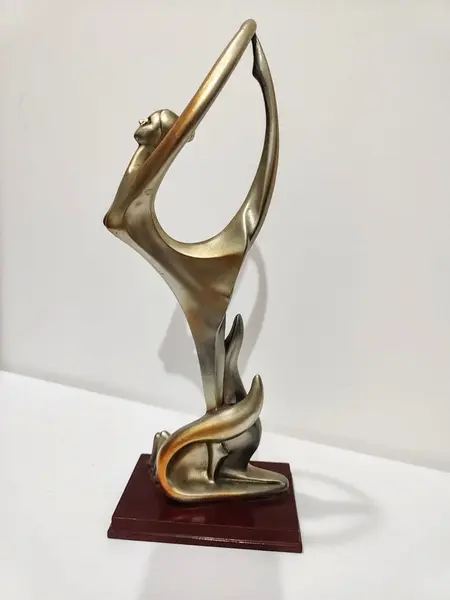 Foto de um(a) Escultura Resina Italiana, Década de 1990, da categoria de Escultura. Escultura em resina italiana com pátina prata e sombras em dourado e base também em resina, década de 1990. A: 34,5 cm / L:... Mostrado de uma perspectiva diferente. Vendido no marketplace Trésors.
