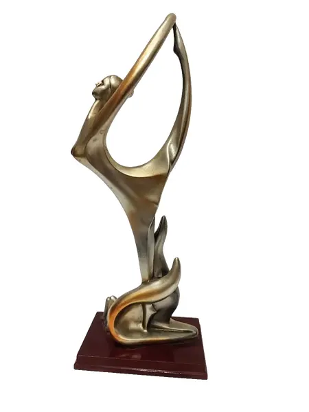 Foto de um(a) Escultura Resina Italiana, Década de 1990, da categoria de Escultura. Escultura em resina italiana com pátina prata e sombras em dourado e base também em resina, década de 1990. A: 34,5 cm / L:... Vendido no marketplace Trésors.