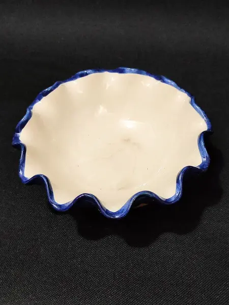 Foto de um(a) Bowl em Cerâmica Italiana, Década de 1980, da categoria de Tigelas decorativas. Pequeno bowl em cerâmica italiana policromada e com estampa de limão siciliano e borda azul cobalto. Cidade de positano,... Mostrado de uma perspectiva diferente. Vendido no marketplace Trésors.