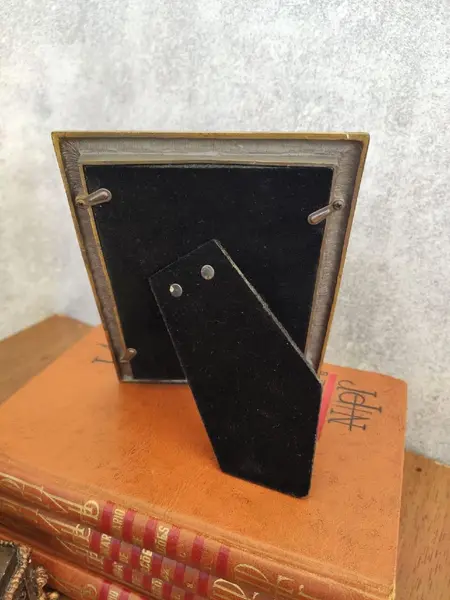 Foto de um(a) Porta Retrato Metal e Strass 00'S, da categoria de Porta retratos. Porta retrato em metal com strass, década de 2000 A: 15 cm L: 11 cm peso: 240 g. Mostrado de uma perspectiva diferente. Vendido no marketplace Trésors.