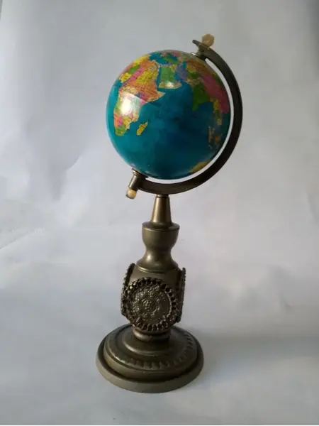 Foto de um(a) Globinho Bronze, da categoria de Globos. Peça única pelo designer marcelus ribas. Globo terrestre com estrutura em madeira e latão com pátina bronze h = 29cm d =... Mostrado de uma perspectiva diferente. Vendido no marketplace Trésors.