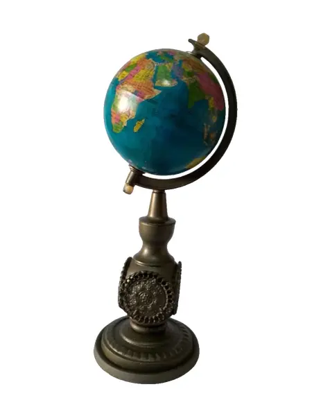Foto de um(a) Globinho Bronze, da categoria de Globos. Peça única pelo designer marcelus ribas. Globo terrestre com estrutura em madeira e latão com pátina bronze h = 29cm d =... Vendido no marketplace Trésors.
