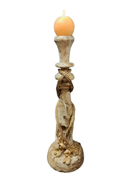 Foto de um(a) Castiçal em Madeira, Década de 1970, da categoria de Castiçais. Castiçal em madeira com técnica de decape com cordão também em ouro velho, década de 1970 peça única pelo designer marcelus... Vendido no marketplace Trésors.