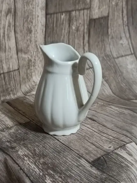 Foto de um(a) Cremeira Porcelana Branca, Década de 1980, da categoria de Cremeiras. Cremeira em porcelana branca canelada, década de 1980 sem marca do fabricante A: 12,5cm L alça até o bico: 11cm D: 7cm. Mostrado de uma perspectiva diferente. Vendido no marketplace Trésors.