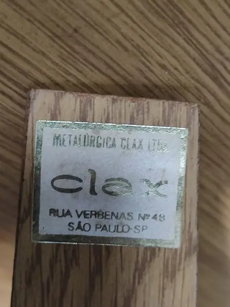 Foto de um(a) Porta Retrato Alumínio Anodizado, Metalúrgica Clax, Década 1980, da categoria de Porta retratos. Porta retrato de mesa em alumínio anodizado na cor ouro velho com cantoneiras em relevo. Não acompanha foto. Vidro e o... Mostrado de uma perspectiva diferente. Vendido no marketplace Trésors.