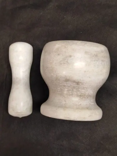 Foto de um(a) Pilão de Mesa em Mármore, da categoria de Outros utensílios. Pilão de mesa com socador feito em mármore branco funcional e decorativo. A: 10,8 cm / Diâmetro: 7 cm / Diâmetro da base:... Mostrado de uma perspectiva diferente. Vendido no marketplace Trésors.