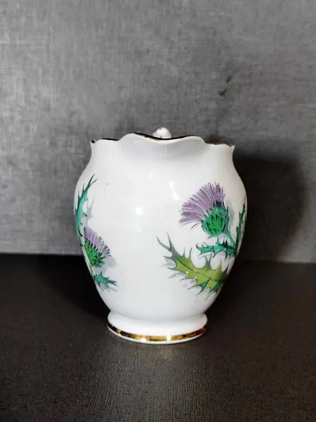 Foto de um(a) Cremeira Porcelana Queen Oth Highlands, Década de 1990, da categoria de Cremeiras. Cremeira em porcelana policromada e filetada em ouro com estampa de flores de alcachofra. Fabricante china para queen oth... Mostrado de uma perspectiva diferente. Vendido no marketplace Trésors.