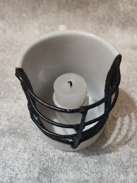 Foto de um(a) Mug Castiçal, da categoria de Castiçais. Castiçal ou palmatória: em porcelana branca com grade em metal suporte para vela em porcelana. Releitura de uma caneca,... Mostrado de uma perspectiva diferente. Vendido no marketplace Trésors.