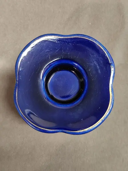 Foto de um(a) Castiçal em Porcelana Azul Cobalto com Filete Dourado, Década de 1940, da categoria de Castiçais. Castiçal em porcelana azul cobalto com filete dourado. Podendo ser usados dos dois lados, década de 1940 A: 6 cm Diâmetro... Mostrado de uma perspectiva diferente. Vendido no marketplace Trésors.