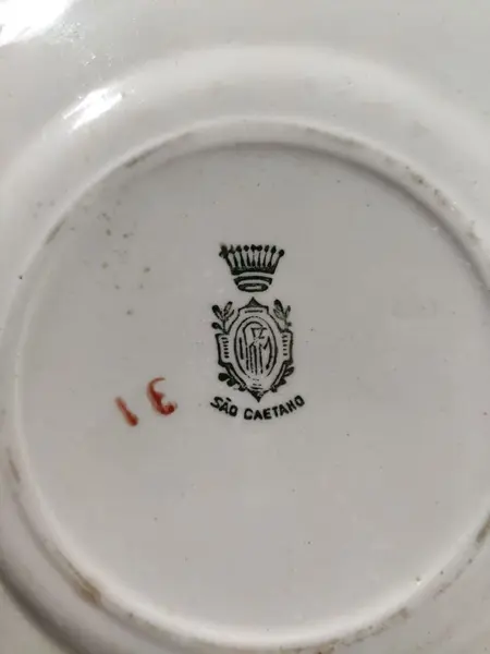Foto de um(a) Prato Floral São Caetano Anos 40, da categoria de Pratos Decorativos. Prato em porcelana brasileira são caetano, com pintura floral e degradê verde na borda, década de 1940. Diâmetro: 18 cm... Mostrado de uma perspectiva diferente. Vendido no marketplace Trésors.