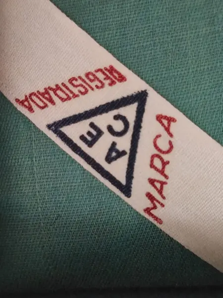 Foto de um(a) Porta Guardanapo Espessurado À Prata, Aec, Década de 1940, da categoria de Anel para guardanapo. Porta guardanapo espessurado à prata e relevo em ouro nos dois lado. Em ótimas condições, não apresenta iniciais e acompanha... Mostrado de uma perspectiva diferente. Vendido no marketplace Trésors.