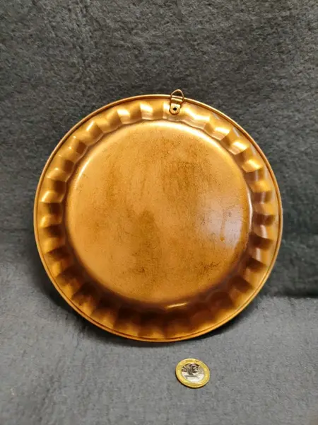 Foto de um(a) Prato em Alumínio com Gomos Na Borda e Pátina Cobre Envelhecida e Azinhavrada, Década de 1970, da categoria de Pratos Decorativos. Prato decorativo em alumínio com gomos na borda e pátina cobre envelhecida e azinhavrada, da década de 1970. Peça única e... Mostrado de uma perspectiva diferente. Vendido no marketplace Trésors.