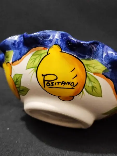 Foto de um(a) Bowl em Cerâmica Italiana, Década de 1980, da categoria de Tigelas decorativas. Pequeno bowl em cerâmica italiana policromada e com estampa de limão siciliano e borda azul cobalto. Cidade de positano,... Mostrado de uma perspectiva diferente. Vendido no marketplace Trésors.
