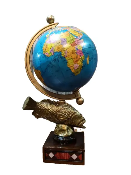 Foto de um(a) Globo Terrestre Latão e Marchetaria anos 70, da categoria de Globos. Globo terrestre de mesa com globo giratório e envelhecido com base de peixe em latão e madeira com marchetaria adesivada... Vendido no marketplace Trésors.