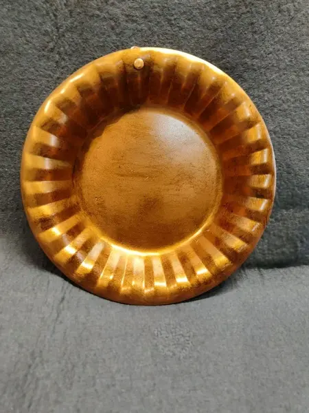 Foto de um(a) Prato em Alumínio com Gomos Na Borda e Pátina Cobre Envelhecida e Azinhavrada, Década de 1970, da categoria de Pratos Decorativos. Prato decorativo em alumínio com gomos na borda e pátina cobre envelhecida e azinhavrada, da década de 1970. Peça única e... Mostrado de uma perspectiva diferente. Vendido no marketplace Trésors.