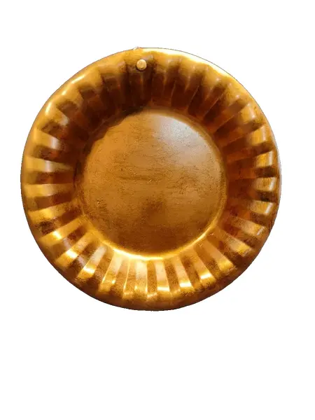 Foto de um(a) Prato em Alumínio com Gomos Na Borda e Pátina Cobre Envelhecida e Azinhavrada, Década de 1970, da categoria de Pratos Decorativos. Prato decorativo em alumínio com gomos na borda e pátina cobre envelhecida e azinhavrada, da década de 1970. Peça única e... Vendido no marketplace Trésors.