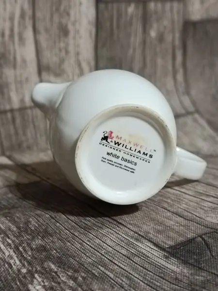 Foto de um(a) Cremeira Porcelana Australiana Maxwell Williams, Década de 1990, da categoria de Cremeiras. Cremeira em porcelana branca lisa, década de 1990 marca: maxwell williams designer homewares, procedência australiana A:... Mostrado de uma perspectiva diferente. Vendido no marketplace Trésors.