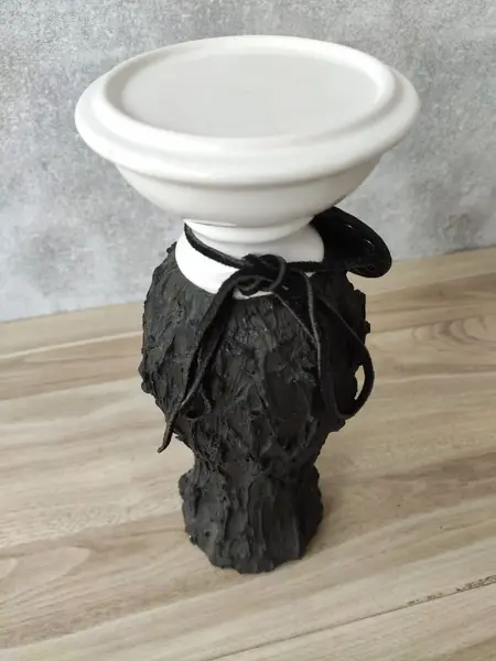 Foto de um(a) Castiçal Porcelana, da categoria de Castiçais. Castiçal em porcelana branca, parte texturizada na cor preta e branco liso/craquelado, com pendente em couro. A: 28 cm... Mostrado de uma perspectiva diferente. Vendido no marketplace Trésors.