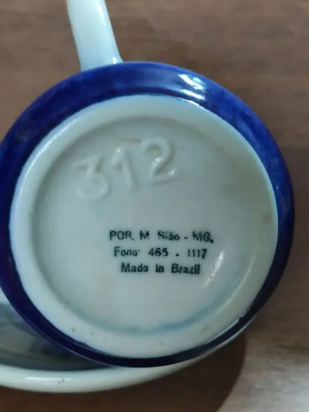 Foto de um(a) Conjunto Monte Sião anos 70, da categoria de Xícaras. Xícara em porcelana com cena galante na cor azul cobalto dos anos de 1970. Porcelana monte sião minas gerais A da xícara: 8... Mostrado de uma perspectiva diferente. Vendido no marketplace Trésors.