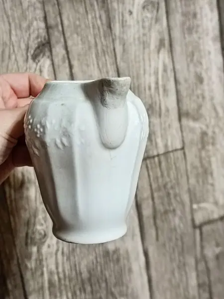 Foto de um(a) Cremeira em Porcelana Branca, Tânia Bulhões, Década de 1990, da categoria de Cremeiras. Cremeira em porcelana branca canelada com relevo de flores, década de 1990 marca: tania bulhões home. *com bico restaurado,... Mostrado de uma perspectiva diferente. Vendido no marketplace Trésors.