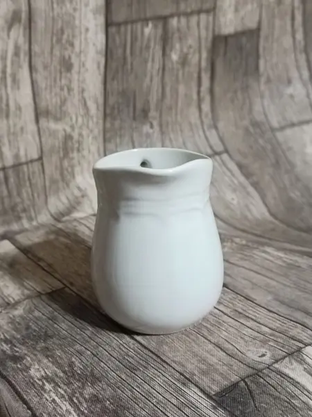 Foto de um(a) Cremeira Porcelana Branca, Década de 1970, da categoria de Cremeiras. Cremeira em porcelana branca lisa com relevo em toda a volta, década de 1970 sem marca do fabricante A: 10 cmL alça até o... Mostrado de uma perspectiva diferente. Vendido no marketplace Trésors.
