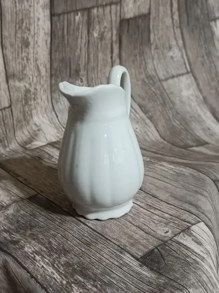 Foto de um(a) Cremeira Porcelana Branca, Década de 1980, da categoria de Cremeiras. Cremeira em porcelana branca canelada, década de 1980 sem marca do fabricante A: 12,5cm L alça até o bico: 11cm D: 7cm. Mostrado de uma perspectiva diferente. Vendido no marketplace Trésors.