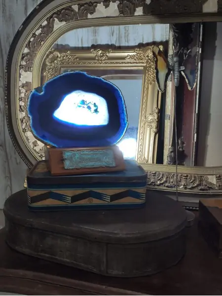 Foto de um(a) Luminária Ágata Azul, da categoria de Abajures. Luminária de mesa feita com troféu dos anos 1980 com lâmina de ágata, borda folhada a ouro e base de madeira com soquete e... Mostrado de uma perspectiva diferente. Vendido no marketplace Trésors.