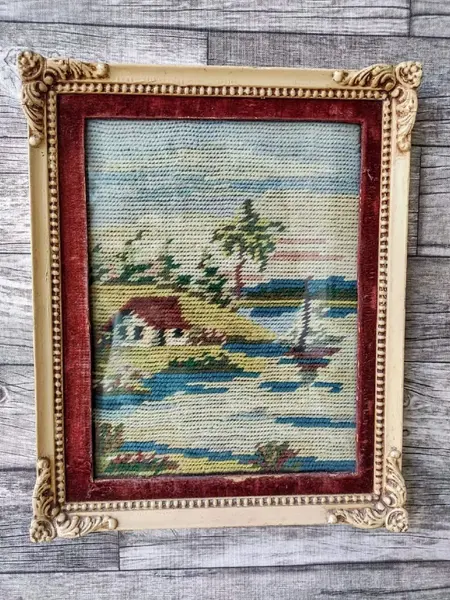 Foto de um(a) Quadro Ponto de Cruz Anos 50, da categoria de Arte têxtil. Quadro em ponto de cruz com moldura original, passe-partout original em veludo (desgaste do tempo) e vidro comum, década de... Mostrado de uma perspectiva diferente. Vendido no marketplace Trésors.