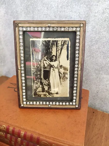 Foto de um(a) Porta Retrato Metal e Strass 00'S, da categoria de Porta retratos. Porta retrato em metal com strass, década de 2000 A: 15 cm L: 11 cm peso: 240 g. Mostrado de uma perspectiva diferente. Vendido no marketplace Trésors.
