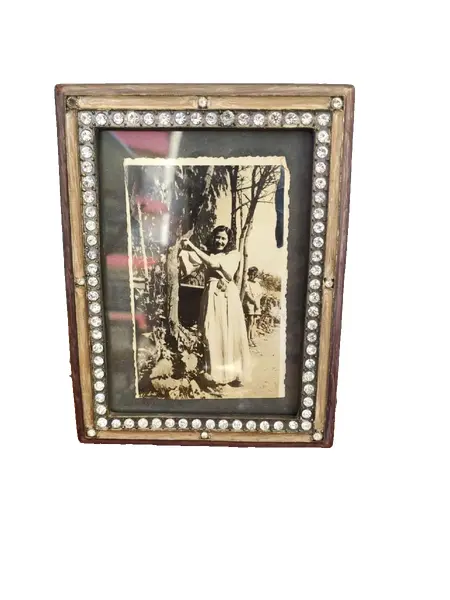 Foto de um(a) Porta Retrato Metal e Strass 00'S, da categoria de Porta retratos. Porta retrato em metal com strass, década de 2000 A: 15 cm L: 11 cm peso: 240 g. Vendido no marketplace Trésors.
