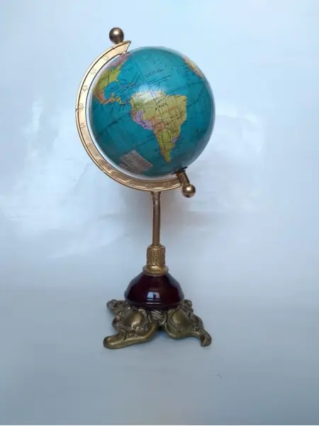 Foto de um(a) Globo Latão, da categoria de Globos. Globo terrestre com base em latão e madeira Peso: 790g A: 33 cm D: 13cm. Mostrado de uma perspectiva diferente. Vendido no marketplace Trésors.