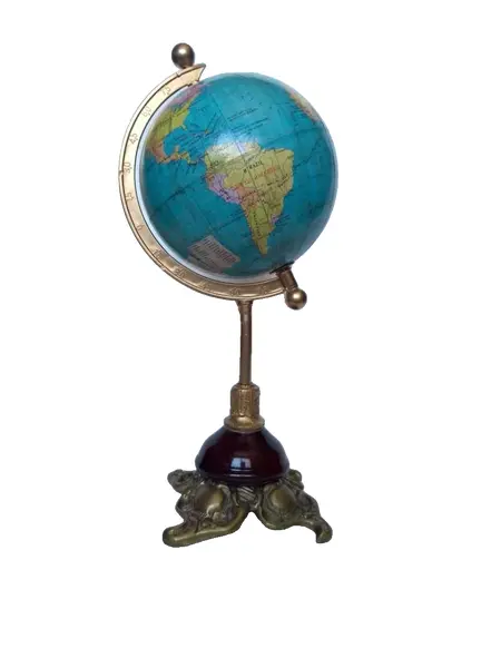 Foto de um(a) Globo Latão, da categoria de Globos. Globo terrestre com base em latão e madeira Peso: 790g A: 33 cm D: 13cm. Vendido no marketplace Trésors.