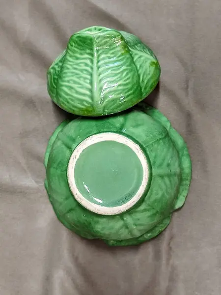 Foto de um(a) Pequena Sopeira Repolho em Cerâmica, sem Marca do Fabricante, Década de 2000, da categoria de Terrinas de sopa. Pequena sopeira repolho em cerâmica na cor verde e sem marca do fabricante, década de 2000 A: 9,5 cm / com tampa:... Mostrado de uma perspectiva diferente. Vendido no marketplace Trésors.