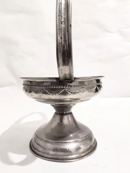 Foto de um(a) Floreira Latão Anos 30, da categoria de Vasos. Floreira em latão com banho de prata desgastado com um leve amassado na base, anos 1930. Sem marca do fabricante. *não... Mostrado de uma perspectiva diferente. Vendido no marketplace Trésors.