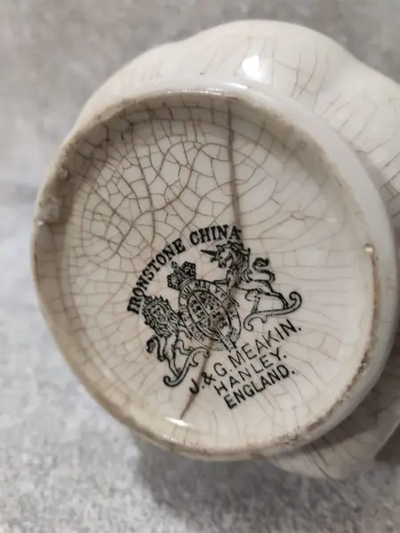 Foto de um(a) Cremeira Inglesa Meakin Hanley England Anos 20, da categoria de Cremeiras. Cremeira inglesa em porcelana branca com trigos em relevo e com craquelamento e envelhecimento natural, década de 1920.... Mostrado de uma perspectiva diferente. Vendido no marketplace Trésors.