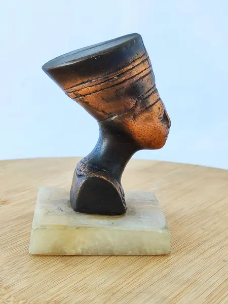 Foto de um(a) Escultura Nefertiti, Década de 1970, da categoria de Escultura. Nefertiti: escultura em cobre maciço com base em mármore. Comprada no cairo na década de 1970. A: 9,5 cm / L: 3,5 cm / P: 6... Mostrado de uma perspectiva diferente. Vendido no marketplace Trésors.
